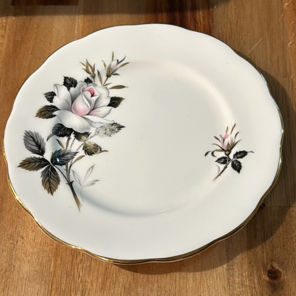 Royal Albert “Queen Messenger “ Plate Trio - Picture 5 of 6